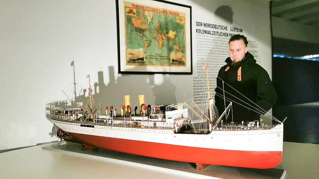 Schiffsmodell der Prinz Waldemar und Kurator Tobias Goebel.