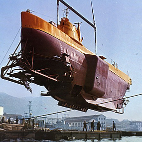 Ein Foto des U-Boots Bathyscaphe Archimede, das von einem Kran aus dem Wasser gezogen wird..