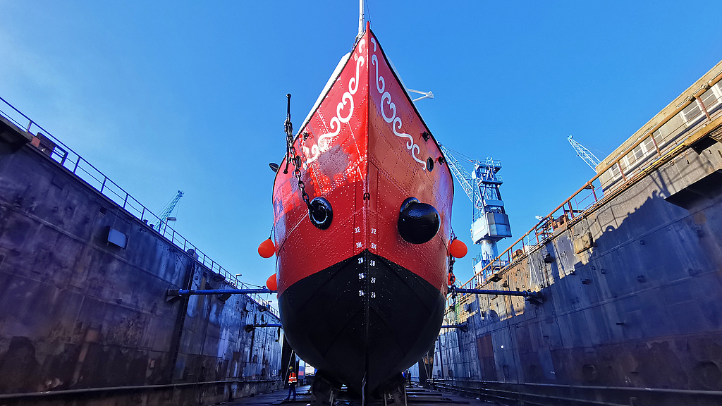 Die Frontseite der ELBE 3 im Trockendock.