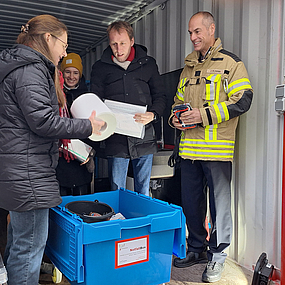 Der Notfallcontainer wird inspiziert