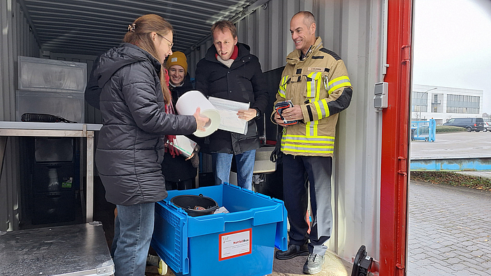 Der Notfallcontainer wird inspiziert Der Notfallcontainer wird inspiziert