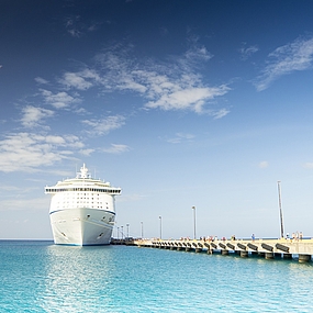 Kreuzfahrtschiff auf See.