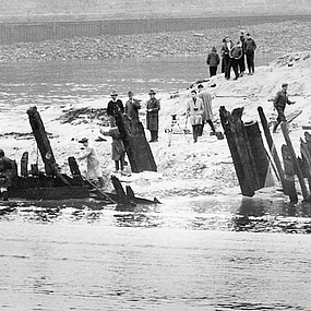 Fundort der Kogge im Europahafen. Holzteile ragen aus dem Wasser.