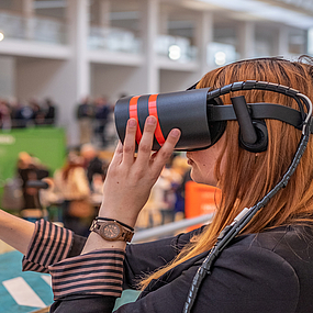 Dame mit VR-Brille.