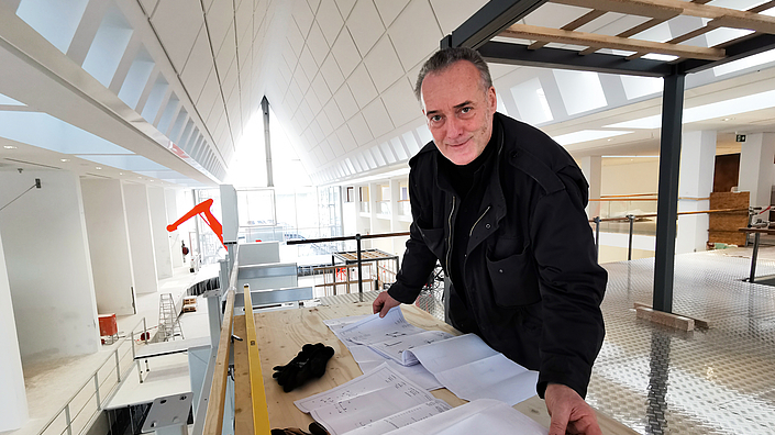 Ein Porträt vom Bauleiter Jakob Florian Lehner auf der Baustelle im Erweiterungsbau.