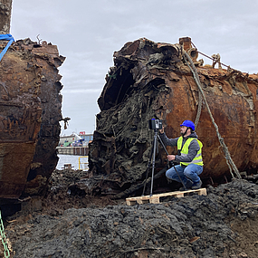 Ein Forscher misst das U16-Wrack