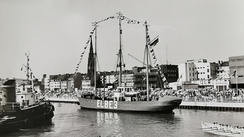 Die historische Elbe 3 fährt 1967 in den Museumshafen ein.