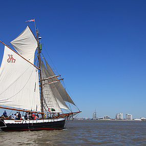 Ein fahrendes Selgelschiff auf dem Weg zum Meer