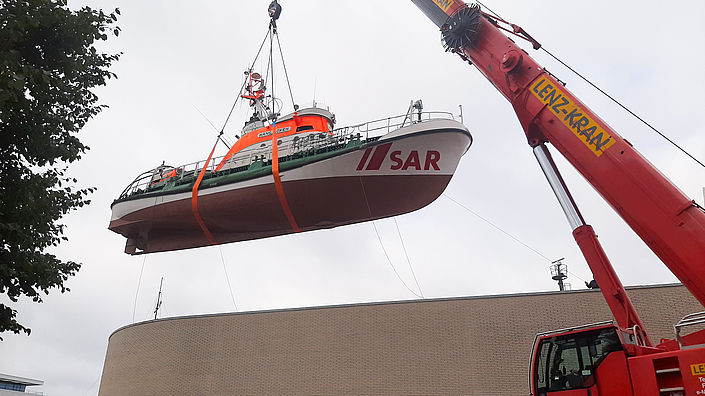 Der schwebende Seenotrettungskreuzer HANS LÜKEN.