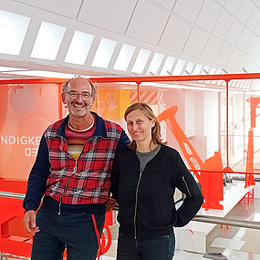 Porträt von Detlef Weitz und Ines Linder von der Agentur chezweitz vor der Forschungsschiffs-Installation