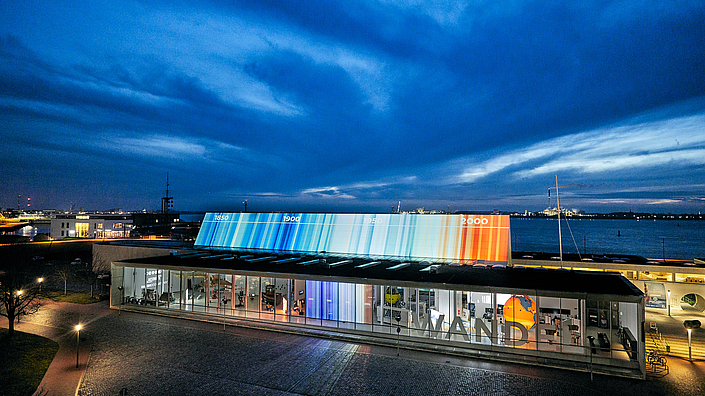 Hawkins Warming Stripes auf dem Dach des Deutschen Schifffahrtsmuseums