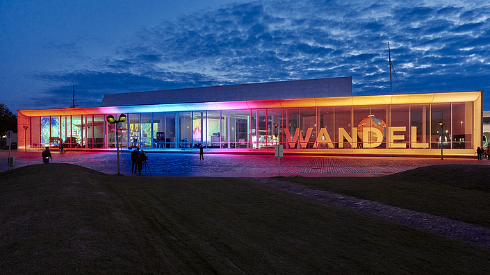 Die Ansicht auf die Lichtinstallation Frame am Erweiterungsbau.