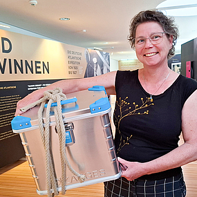Birte Stüve mit dem Escape-Room-Koffer.