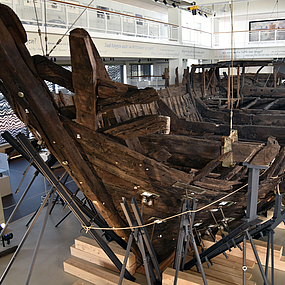 Das Wrack der Kogge in der Kogge-Halle.