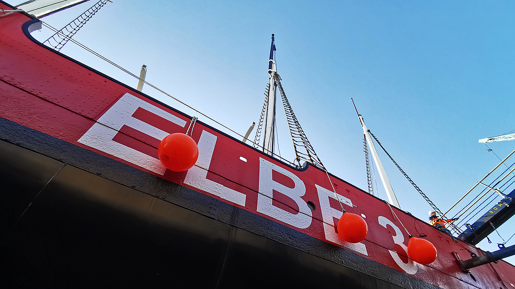 Die ELBE  3, Schriftzug des frisch sanierten Stahlseglers.