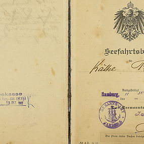 Aufgeschlagene Seite des Seefahrtsbuches der Heizerin Käthe Franck.