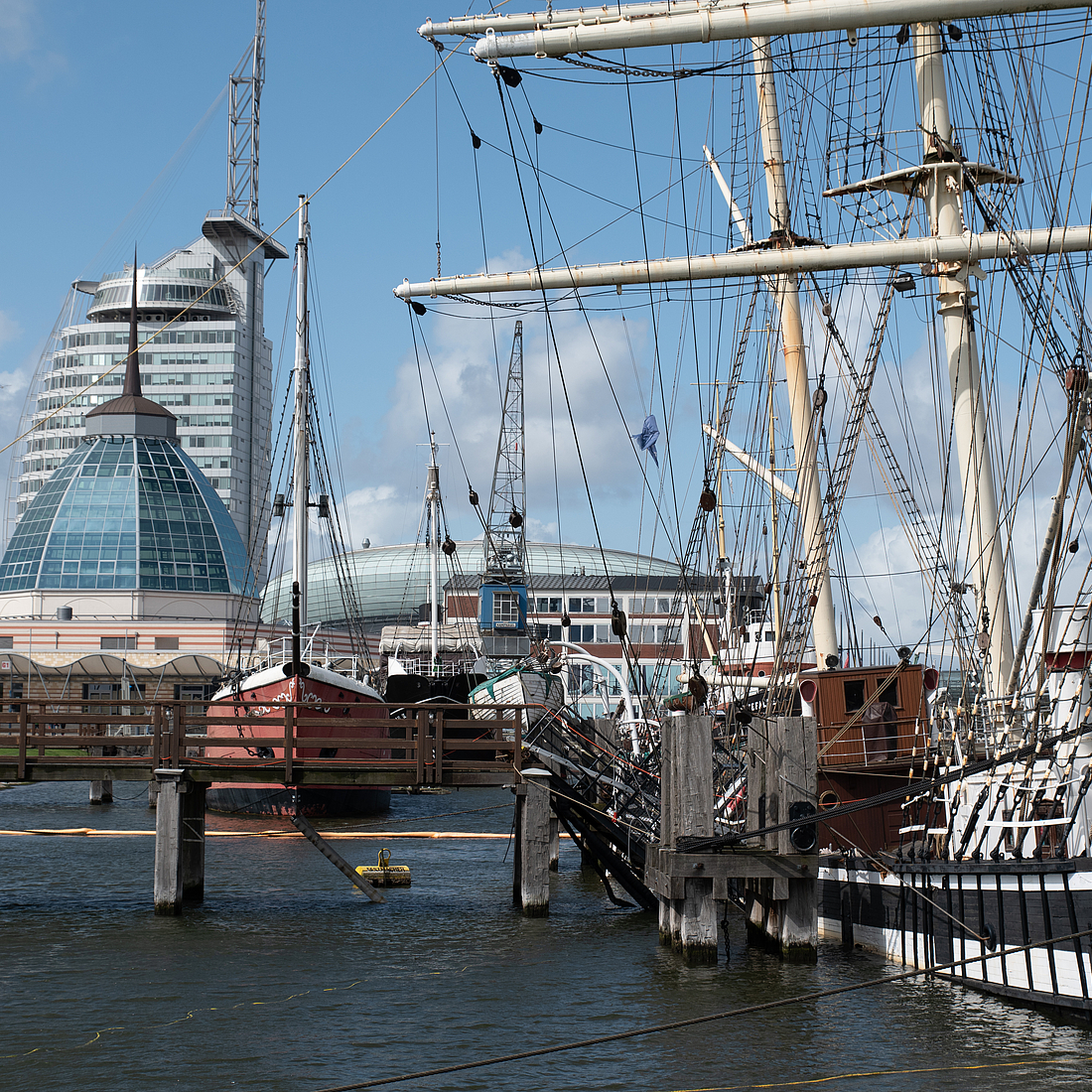 Abgesackte SEUTE DEERN im Museumshafen mit Blick auf das Mediterraneo