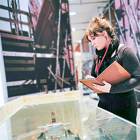 Deike Reddig in der Schiffswelten-Ausstellung