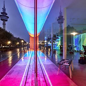 Der FRAME verwandelt den Bangert-Bau in ein Lichtpassepartout.