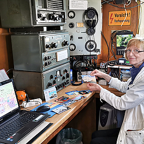 Die Funkerin Marita Westphal-Blome in der Funkerkabine.