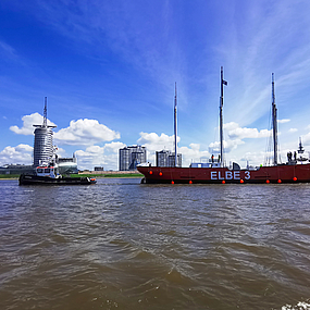 Das Feuerschiff ELBE 3 fährt über die Weser.