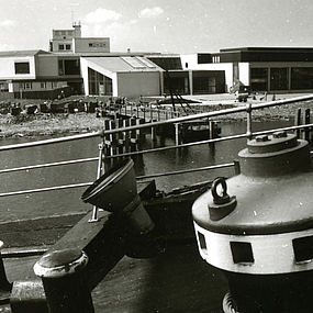 Blick von Deck auf den Scharoun-Bau aus historischer Perspektive