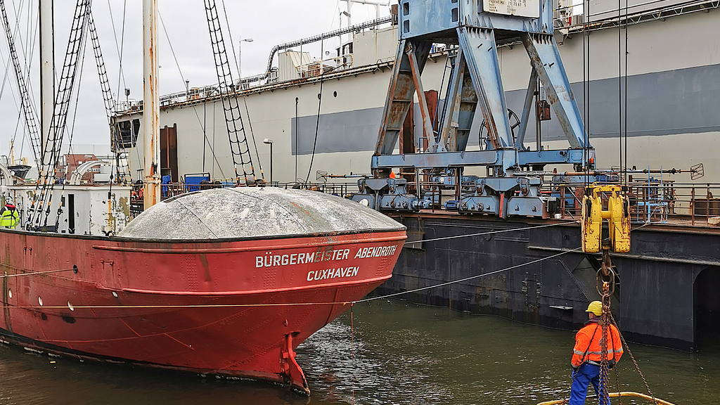 Die Elbe fährt in die Bredo-Werft ein.