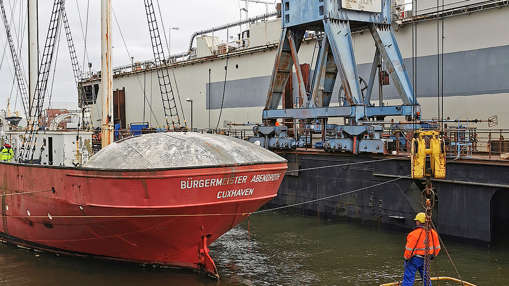 The Elbe enters the Bredo shipyard.