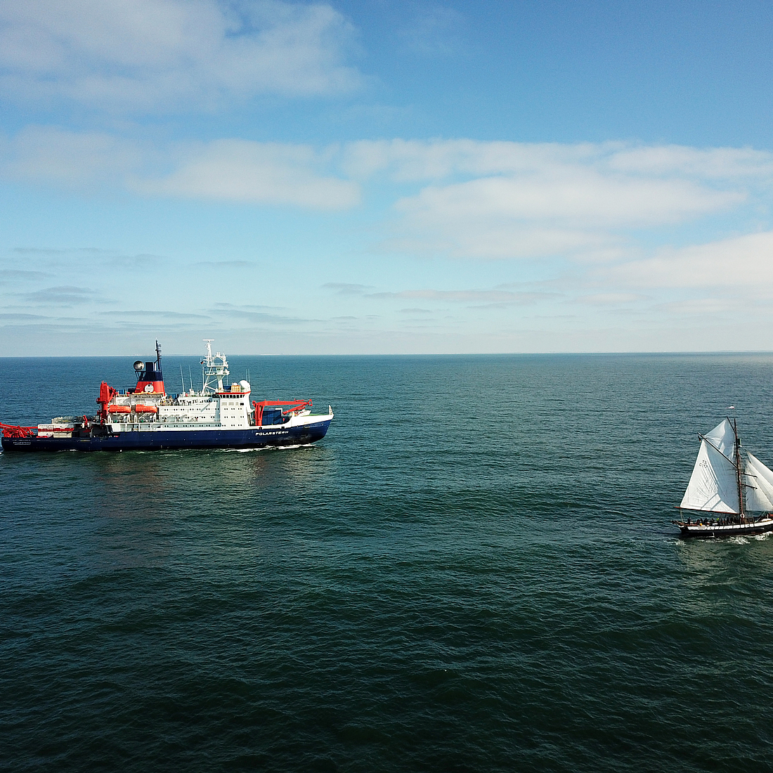 Die GRÖNLAND trifft auf die POLARSTERN