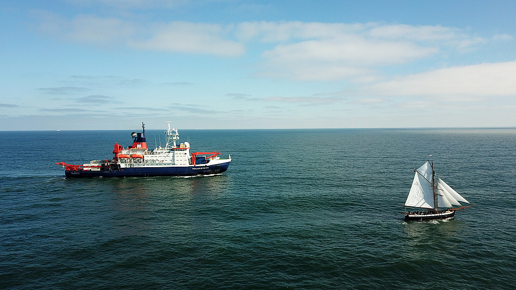 Die GRÖNLAND trifft auf die POLARSTERN