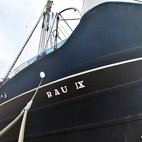 Der Walfänger RAU IX im Neuen Hafen