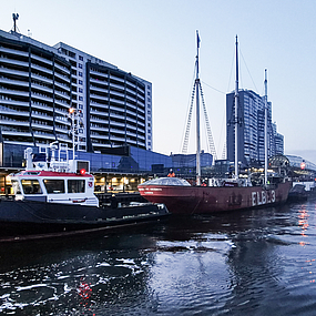 Das Feuerschiff Elbe 3 wird aus dem Hafen geschleppt.