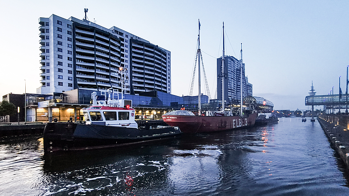 Das Feuerschiff Elbe 3 wird aus dem Hafen geschleppt.