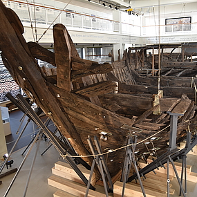 Das Wrack der Bremer Kogge in der Kogge-Halle.