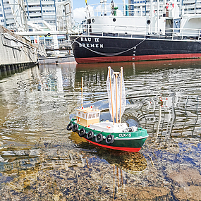 Ein Modellschiff im Museumshafen des Deutschen Schifffahrtsmuseums.