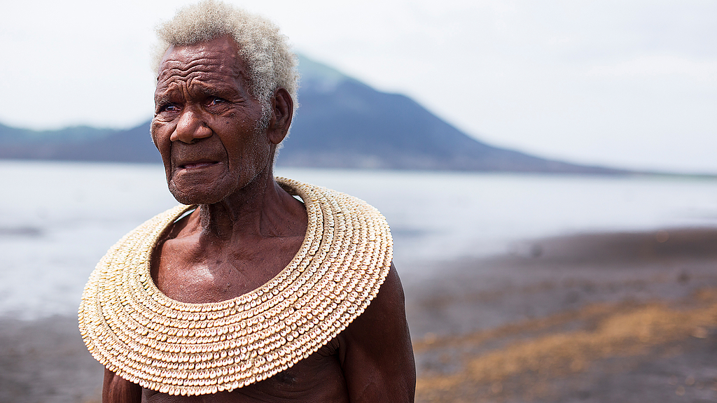 Damien Kereku trägt traditionellen Schmuck aus Papua-Neuguinea.
