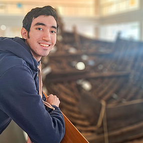 Karim Butt vor der Kogge.