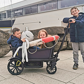 Bollerwagen mit Kindern