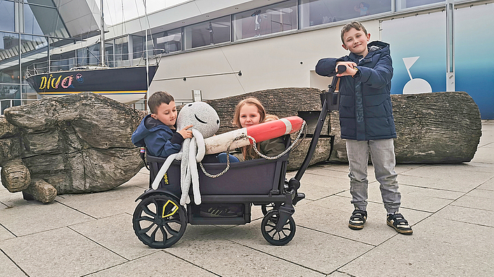 Bollerwagen mit Kindern