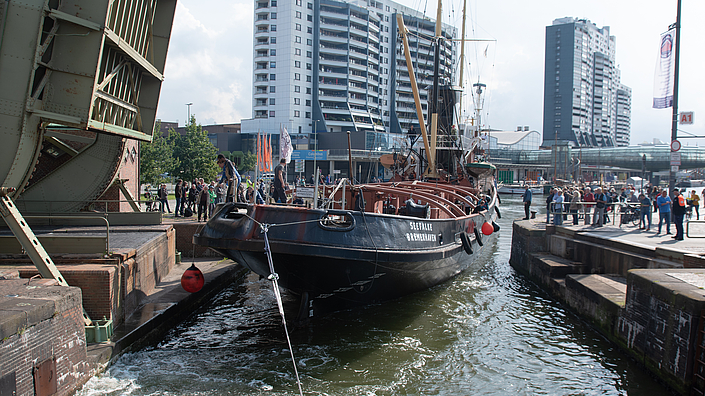 Verholen der SEEFALKE vom Alten in den neuen Hafen