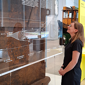 Brooke in der Ausstellung