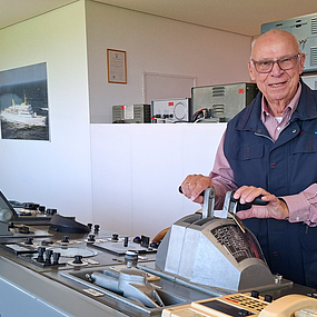 Uwe Schmidt an der Brücke im Museum