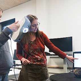 Mädchen testet den Handscanner