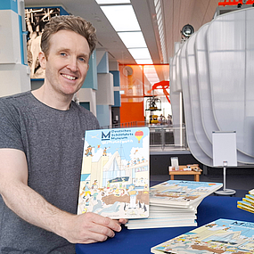 Jack Walsh zeigt sein Wimmelbuch