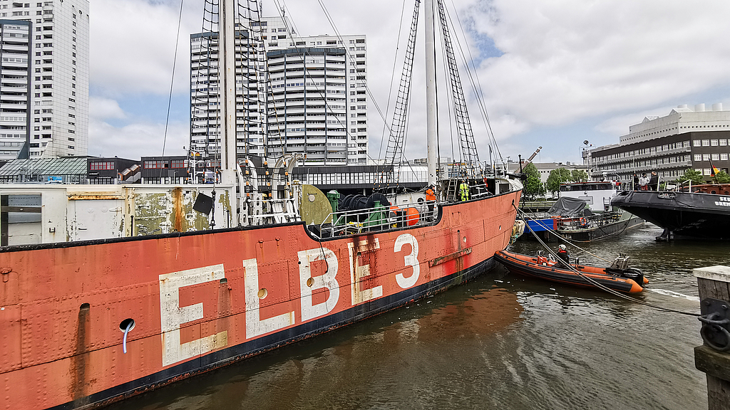 Das Feuerschiff Elbe 3 wird für die Verholung vorbereitet.