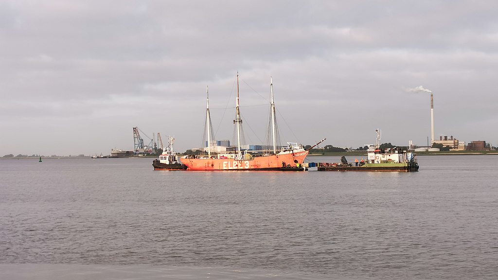 The ELBE 3 is moving on the Weser towards the double lock.