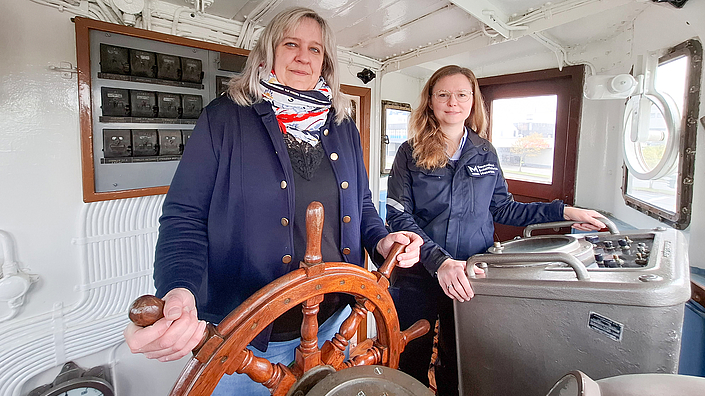 Nina Nustede und Jessica Langer am Steuerrad