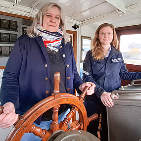 Nina Nustede und Jessica Langer am Steuerrad