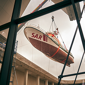 Hans Lüken hängt am Kran