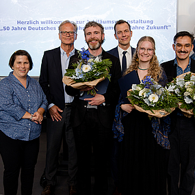 DSM-Direktorin Prof. Dr. Ruth Schilling, Vorsitzender des DSM-Fördervereins Jörg Schulz, Melcher Ruhkopf, Prof. Dr. Sebastian Vehlken, Lea Wesemann und Jonathan Galka (v.l.n.r.). Foto: DSM / Annica Müllenberg